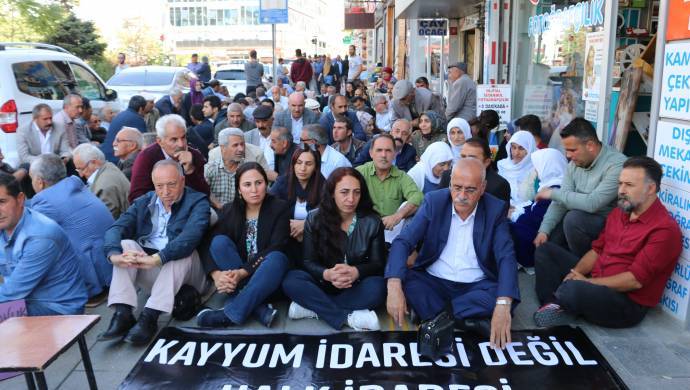 Kayyım atamalarının 26. gününde protestolar sürüyor: "Kürt halkı, gelin birlikte hareket edin"